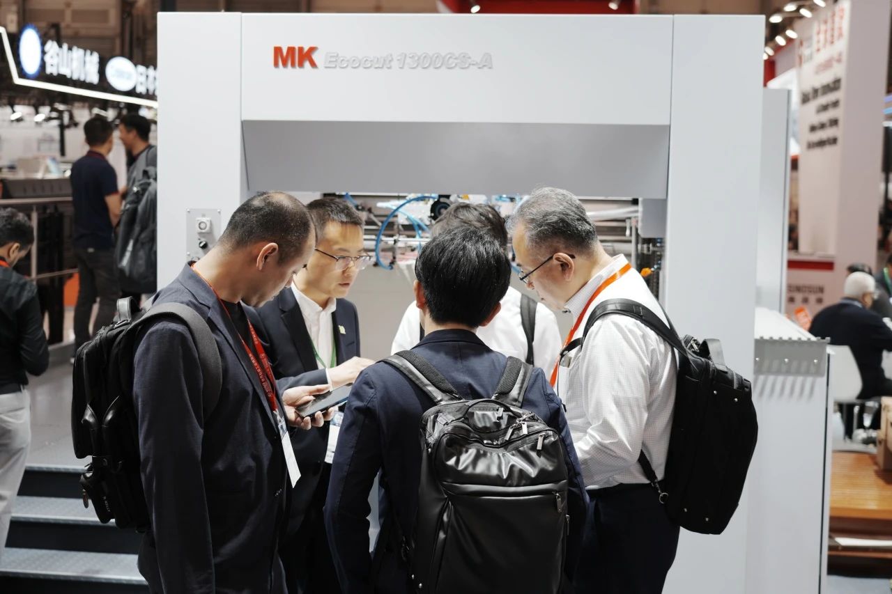 78m威九国际闪灼 WEPACK，，，，，，大幅面模切机成为全球 “焦点”